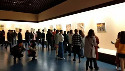 藝術(shù)學(xué)院組織美術(shù)學(xué)專(zhuān)業(yè)學(xué)生參觀(guān)油畫(huà)展 在藝術(shù)交流中深化專(zhuān)業(yè)認(rèn)知